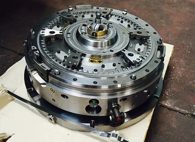 Mécanisme d'embrayage ou de transmission complexe en métal, avec engrenages et leviers à Salbris dans le Loir-et-Cher 41