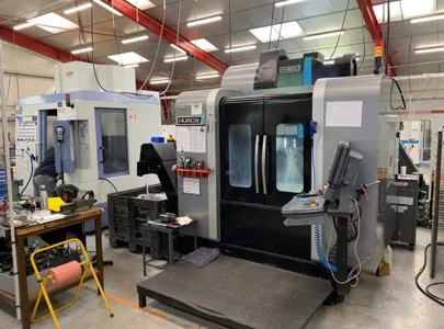 Intérieur d'atelier avec deux grandes machines CNC et un opérateur à Salbris dans le Loir-et-Cher 41